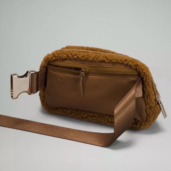 NWT Lululemon Everywhere Belt Bag Fleece Teddy Sherpa Furry Brown Gold Caramel - Picture 5 of 16